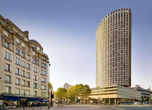um edifício alto no meio de uma cidade em Hyatt Regency Paris Etoile em Paris