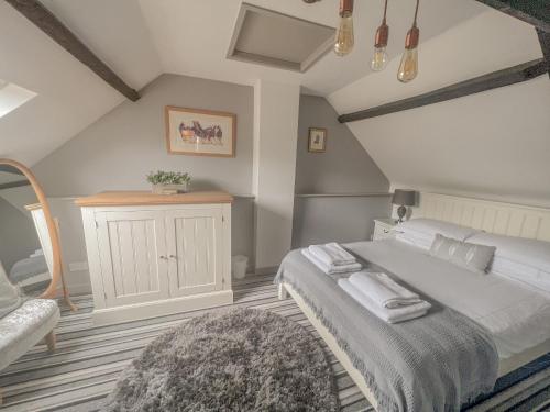 מיטה או מיטות בחדר ב-Meadow Barn - stunning Norfolk holiday home sleeping 8 - under 3 miles to the coast