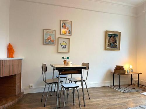une salle à manger avec une table, des chaises et une cheminée dans l'établissement La Turenne ! Hypercentre, à Lorient