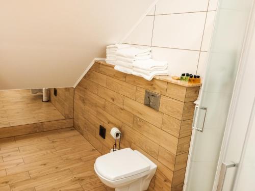 a small bathroom with a toilet and towels at Willa STRITZKI in Wisła