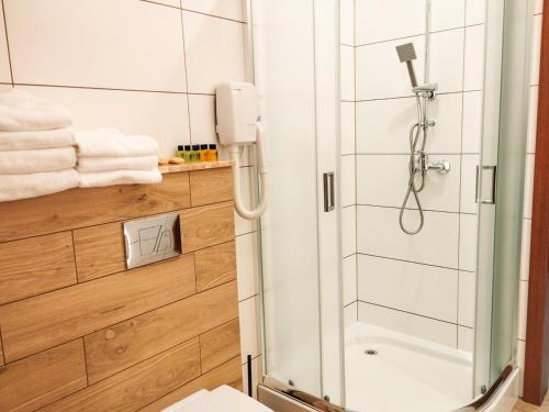 a bathroom with a shower and a toilet and towels at Willa STRITZKI in Wisła