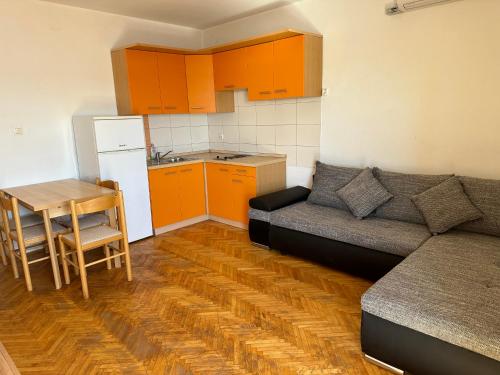Il comprend un salon avec un canapé et une table. dans l'établissement Apartment 4 Persons - direct by the sea, 1st floor, à Ljubač