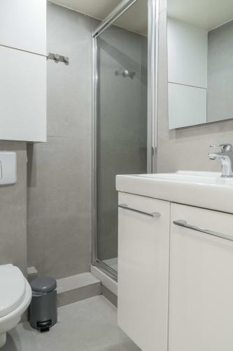 une salle de bain avec une douche, un lavabo et des toilettes dans l'établissement Lavie Maison Parisian Aircon Gem, à Paris