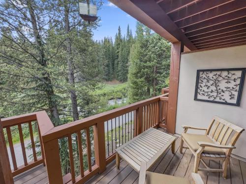 - une terrasse couverte avec un banc et des chaises dans l'établissement Union Creek Townhome 144C New Listing! townhouse, à Copper Mountain