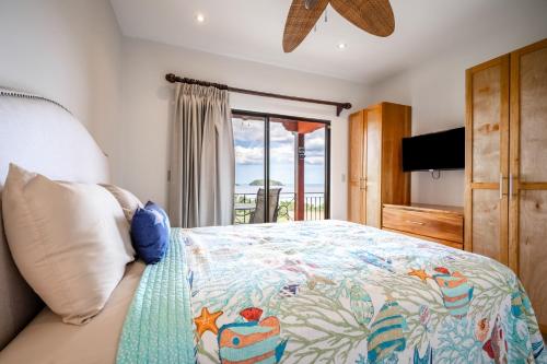 波特雷羅的住宿－Villas Catalina 7，一间卧室设有一张床,享有海景
