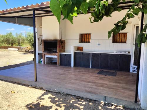 uma cozinha exterior numa casa com piso em madeira em Villa Elena em Salou