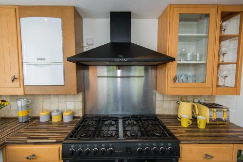 Una cocina o cocineta en Heaton Woods Large House