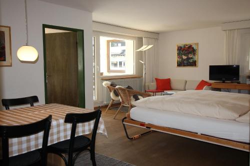 um quarto com uma cama e uma sala de estar em Residenza Lagrev 2 Zimmerwohnung - Nr 002 - Typ 21A - Hochparterre - Süd West em Sils Maria