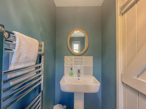 a bathroom with a sink and a mirror at Meadow Barn - stunning Norfolk holiday home sleeping 8 - under 3 miles to the coast in Knapton