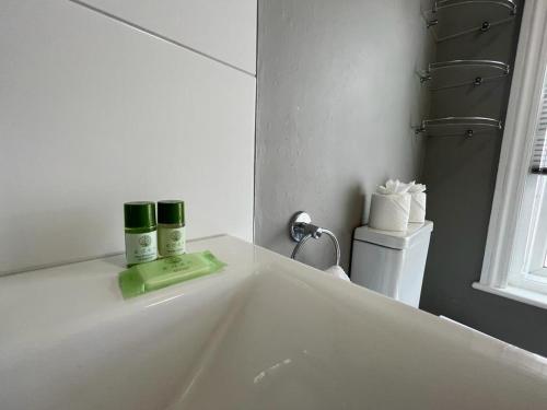 uma casa de banho branca com um lavatório e um espelho em Woodside Road, Southbourne em Bournemouth