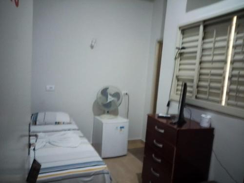 - une chambre avec un lit, une commode et une fenêtre dans l'établissement HOTEL REAL, à Votuporanga
