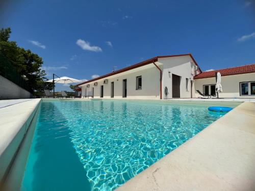 una piscina frente a un edificio en Villa Chiara Piemonte, en San Salvatore Monferrato