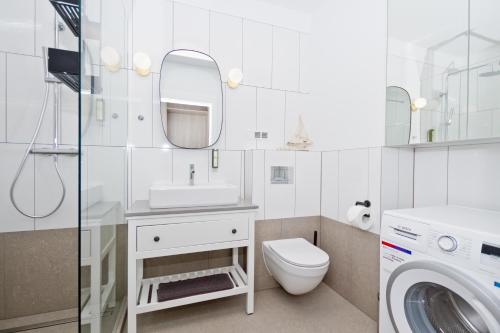 プツクにあるApartament Wejhera Vのバスルーム(洗面台、トイレ、洗濯機付)
