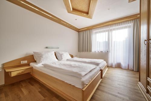 Ένα ή περισσότερα κρεβάτια σε δωμάτιο στο Landhaus Huber