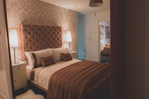 ein Schlafzimmer mit einem großen Bett und einem Spiegel in der Unterkunft Peaceful Retreat Suite - Simple2let Serviced Apartments in Halifax