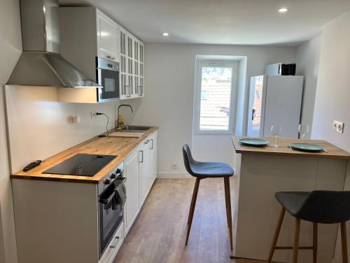 une cuisine avec un évier et une cuisinière four supérieur dans l'établissement Studio Neuf CentreVille Climatisé #13, à Toulon
