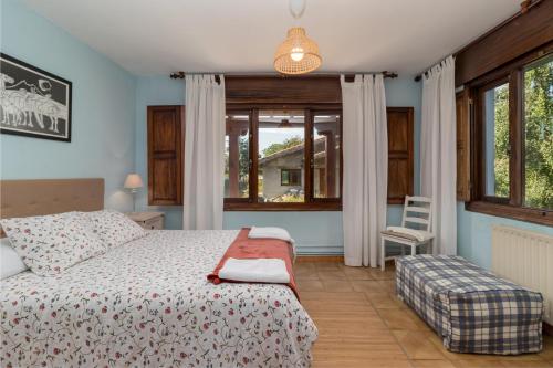 a bedroom with a bed and a window at La Casa de Mamasita (Casa completa) in Queveda