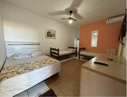 ein Schlafzimmer mit einem Bett und eine Küche mit einer Theke in der Unterkunft Pousada Anhanguera in Ribeirão Preto