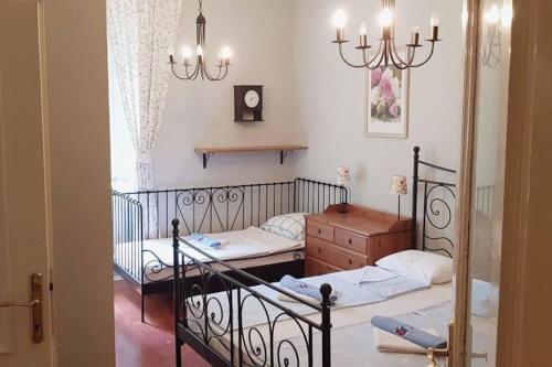 Jurišići的住宿－Lavender J.M.，带窗户的客房内设有两张单人床。