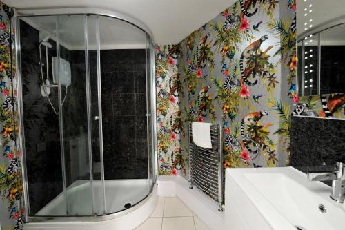 La salle de bains est pourvue d'une douche et d'un lavabo. dans l'établissement Harrogate Self Catering -Harrogate Convention View - Parking, à Harrogate