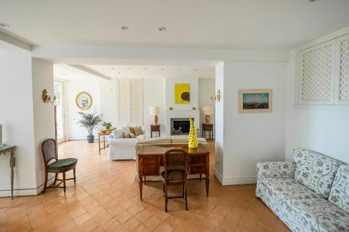 een woonkamer met een tafel en een bank bij Villa Lilia in Vietri