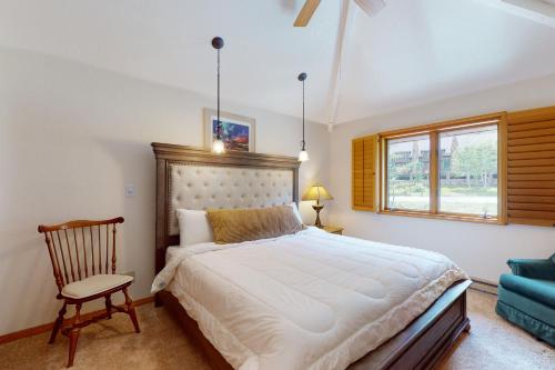 1 dormitorio con 1 cama, 1 silla y 1 ventana en Brown Bear Lodge #322, en Durango Mountain Resort