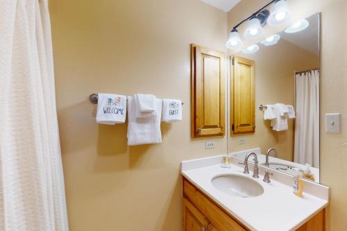 y baño con lavabo y espejo. en Brown Bear Lodge #322, en Durango Mountain Resort