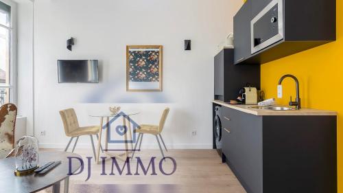 une cuisine avec une table et des chaises dans une pièce dans l'établissement Appartements Lyon 3, à Lyon