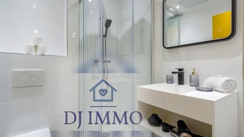 une salle de bain avec une douche, un lavabo et un miroir dans l'établissement Appartements Lyon 3, à Lyon