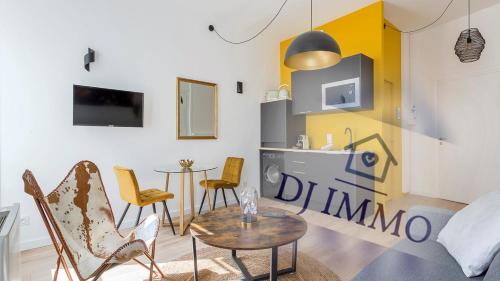 un salon avec des chaises et une table et une cuisine dans l'établissement Appartements Lyon 3, à Lyon