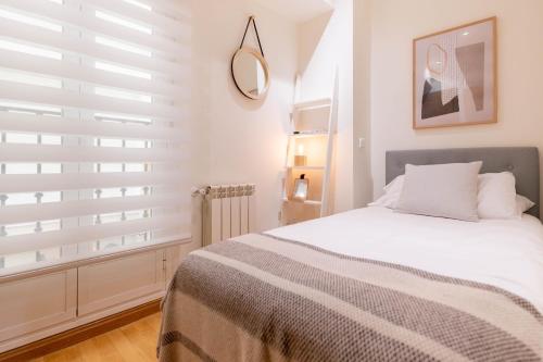 Habitación blanca con cama y ventana en Amazing apartment in Huertas, en Madrid