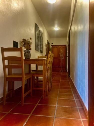 comedor con mesa y sillas en Appartamento Villa Sarda Jamelia, en Elmas