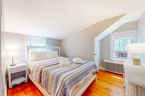 ein Schlafzimmer mit einem Bett mit zwei Handtüchern darauf in der Unterkunft Herman Vincent House in Edgartown