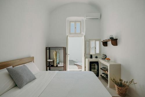 Postel nebo postele na pokoji v ubytování Villa Patitiri cave house with private pool in Megalochori Santorini