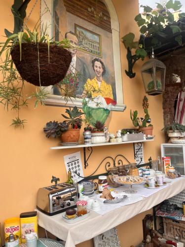 a shelf with a table with plants on it at The Queen Tower in Desenzano del Garda
