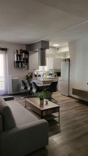 un salon avec un canapé et une cuisine dans l'établissement Paris Quartier Latin, à Paris