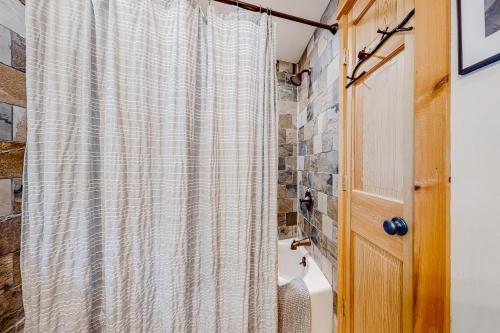 uma casa de banho com uma cortina de chuveiro e um WC em 219 Old Ark Road em Wilmington