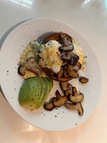 un plato de comida con setas y un pepinillo en Hotel Lola en Ciudad del Cabo