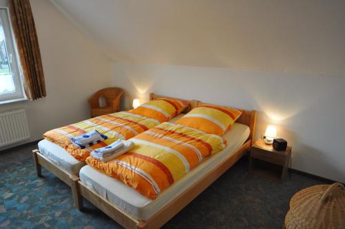 מיטה או מיטות בחדר ב-Ferienwohnung Bohlen 65265