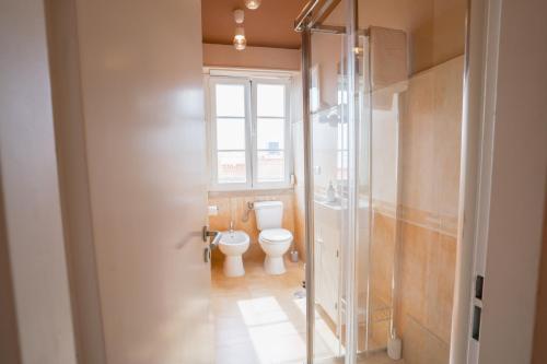 リスボンにあるAlameda Apartments & Roomsのバスルーム(トイレ付)、窓が備わります。