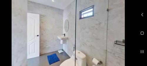 e bagno con servizi igienici e doccia in vetro. di Kadena Villa a Ban Lamai