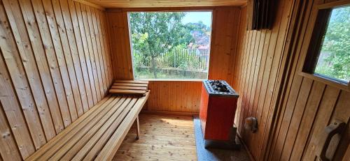 a small sauna with a bench and a window at Waldheim Lindenfels in Lindenfels