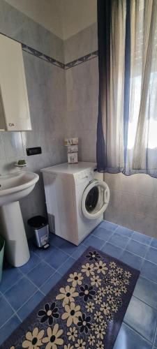 uma casa de banho com uma máquina de lavar roupa e um WC em Apt.Athena em Vicenza