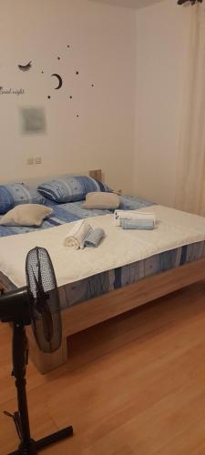 ein Schlafzimmer mit einem Bett und einem Ventilator in der Unterkunft Apartman M&M in Lopar