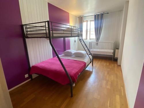 um quarto com um beliche com uma parede roxa em Belle vue de Lognes- 15min Disney/ 5min gare / Parking gratuit em Lognes