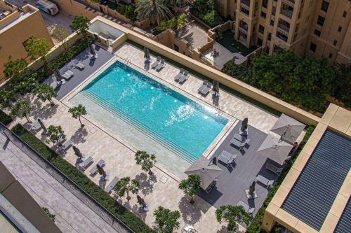 Výhled na bazén z ubytování Lxry 2 bed apartment in Burj Royale Downtown Dubai with full Burj Khalifa view nebo okolí