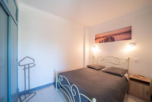 a bedroom with a bed in a room at Evasion Céret - Appt champêtre proche centre-ville in Céret