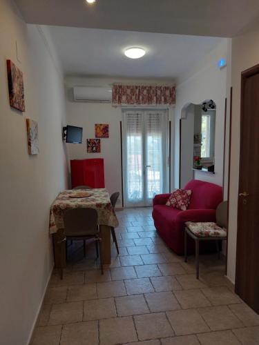 sala de estar con sofá rojo y mesa en Marina Apartments, en Taranto