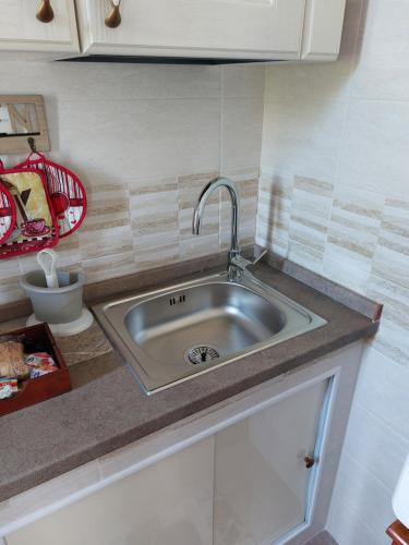 una encimera de cocina con fregadero en una habitación en Marina Apartments, en Taranto