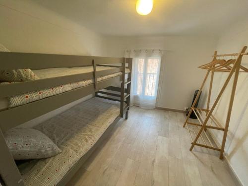 um quarto com 2 beliches e uma escada em 4TOAU11- Belle maison de village en plein cœur du Faubourg em Collioure